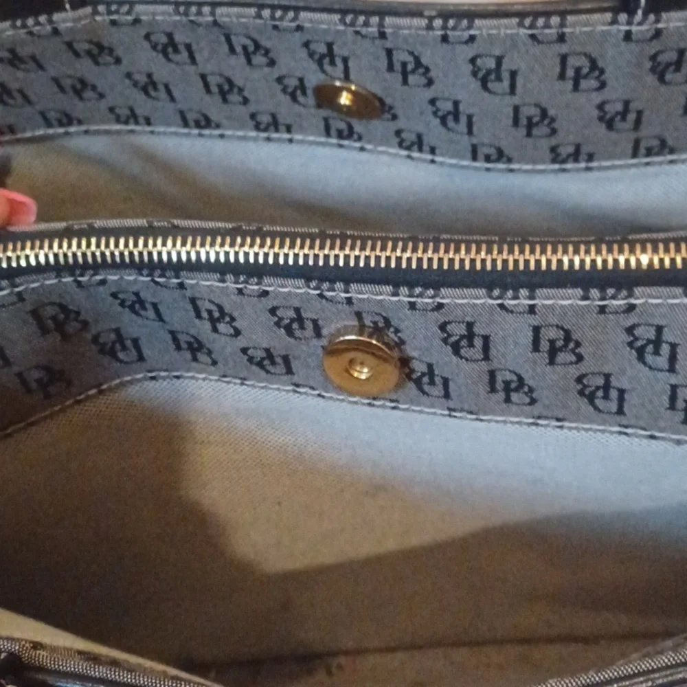 Classy Dooney & Bourke Signature Shoulder Bag - Picture 11 of 16